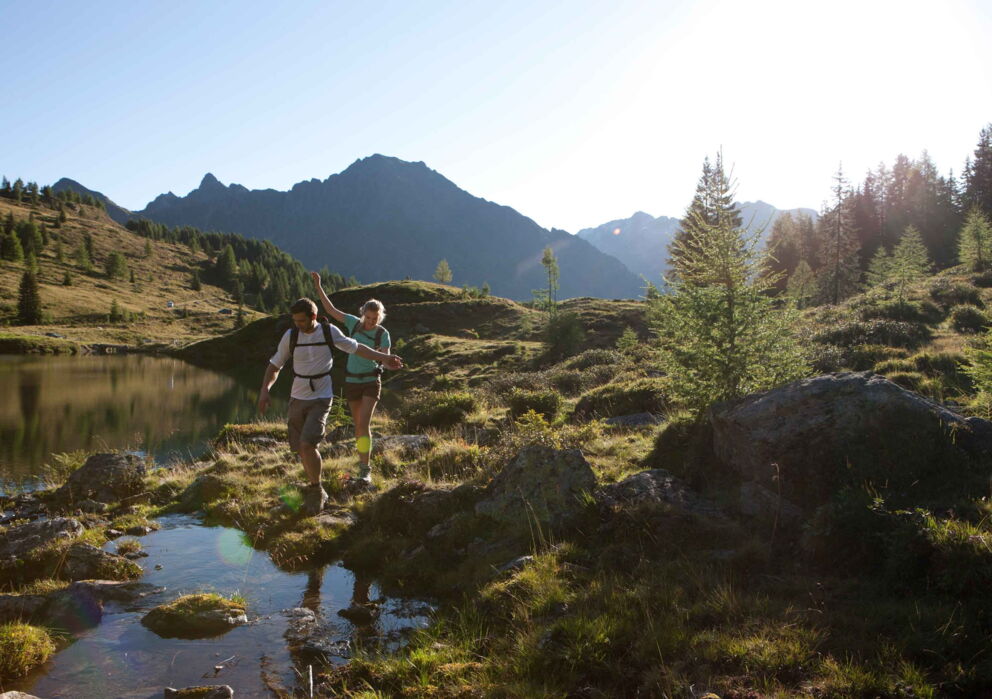 Zwei Wanderer auf einem Berg im Salzkammergut