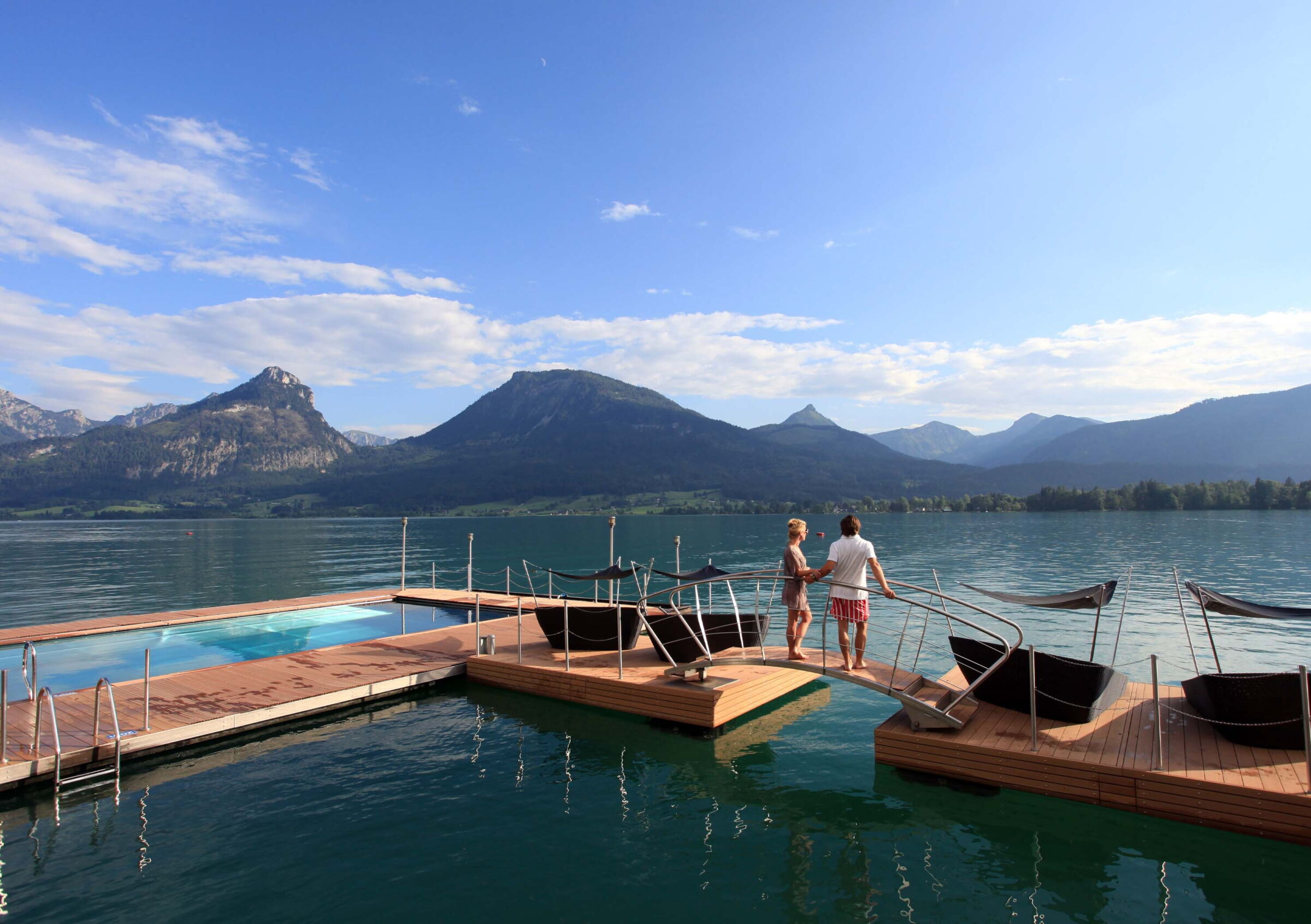 Pärchen auf dem Steg des Weissen Rössl Day Spa direkt am See im Salzkammergut