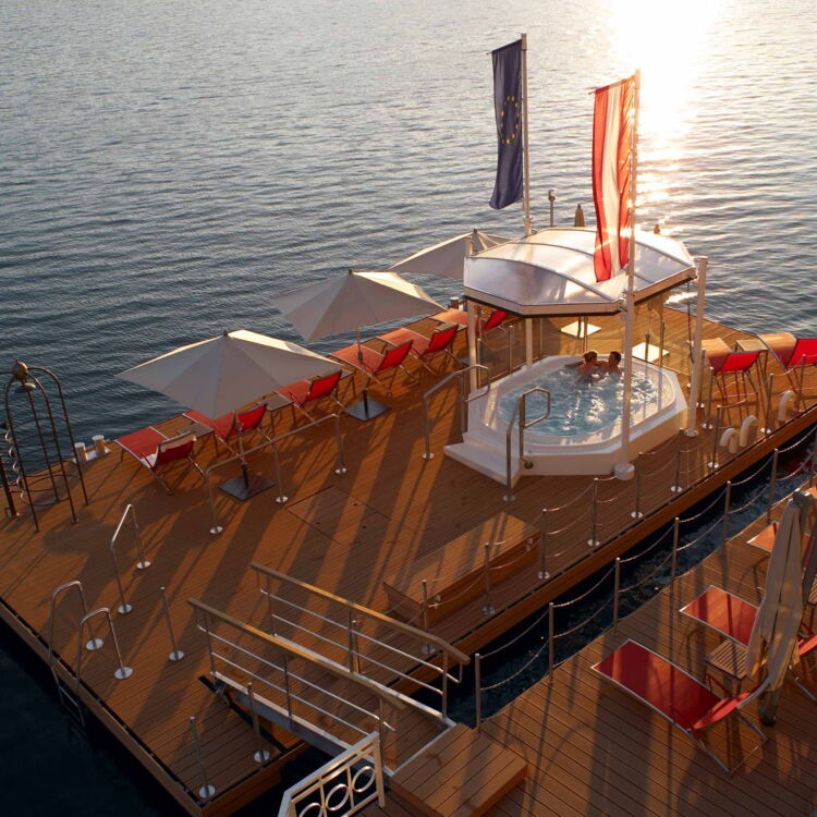Schwimmender Whirlpool des Wellnesshotel am Wolfgangsee direkt am Wasser