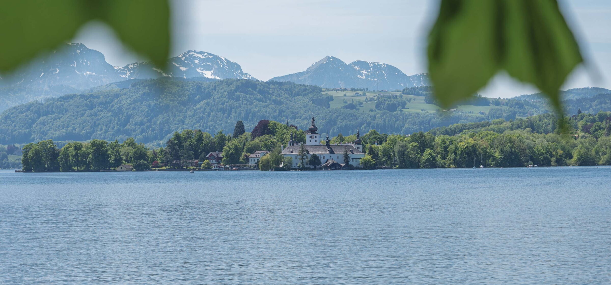 Sicht auf das Schloss Gmunden von der gegenüberliegenden Seite des Traunsees