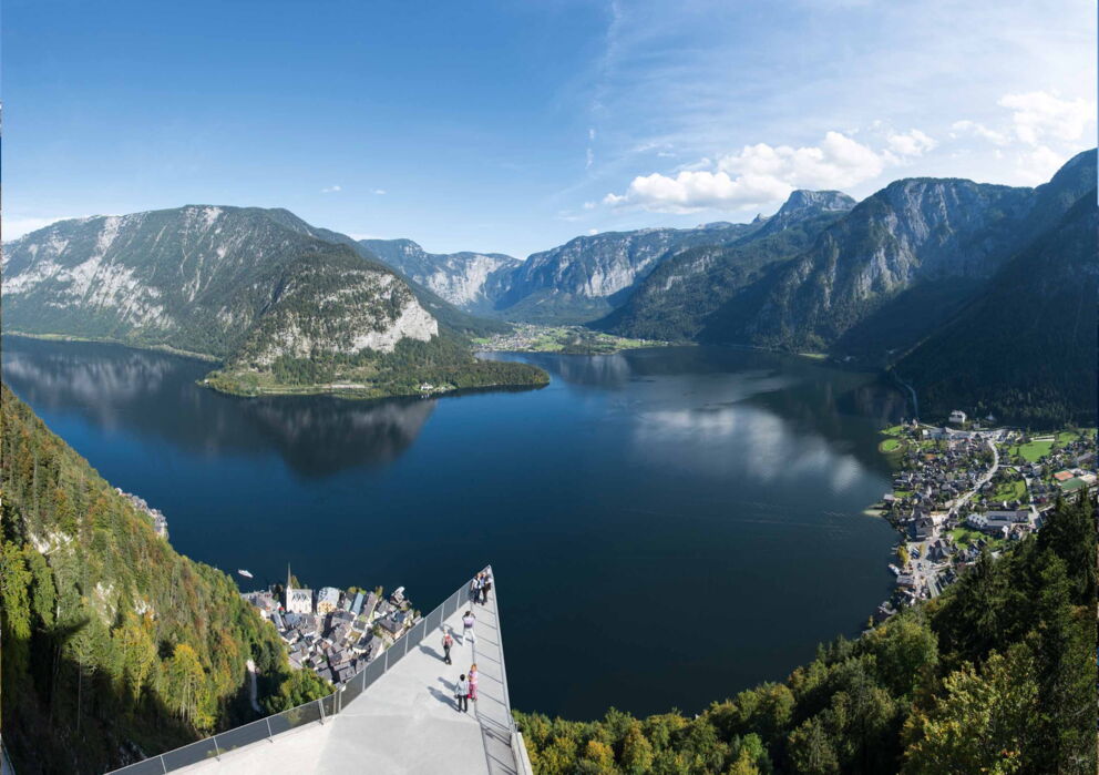 Aussichtsplattform mit Blick auf Hallstatt, dem Hallstättersee und den umliegenden Bergen