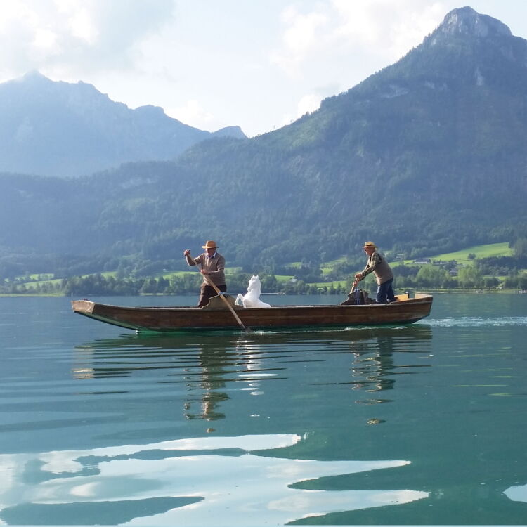 Zwei Männer auf einem kleinen Schiff am Wolfgangsee