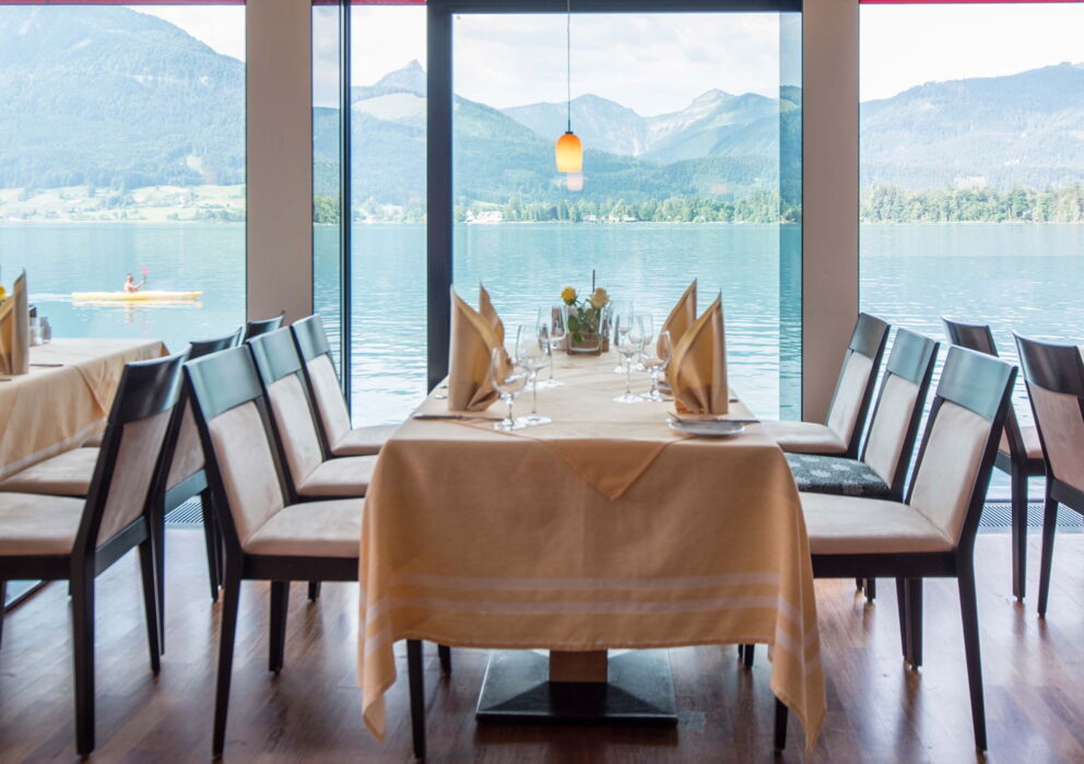 Gedeckter Tisch in einem Restaurant im Weissen Rössl mit Sicht auf den Wolfgangsee