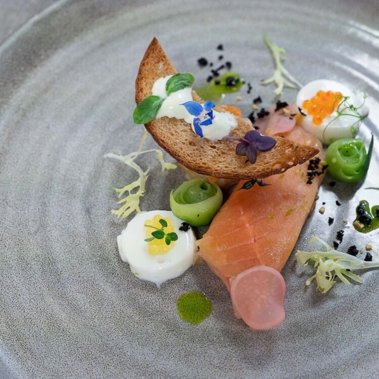 Feinster Lachs mit frischem Kaviar und gekochtem Ei Im Weissen Rössl