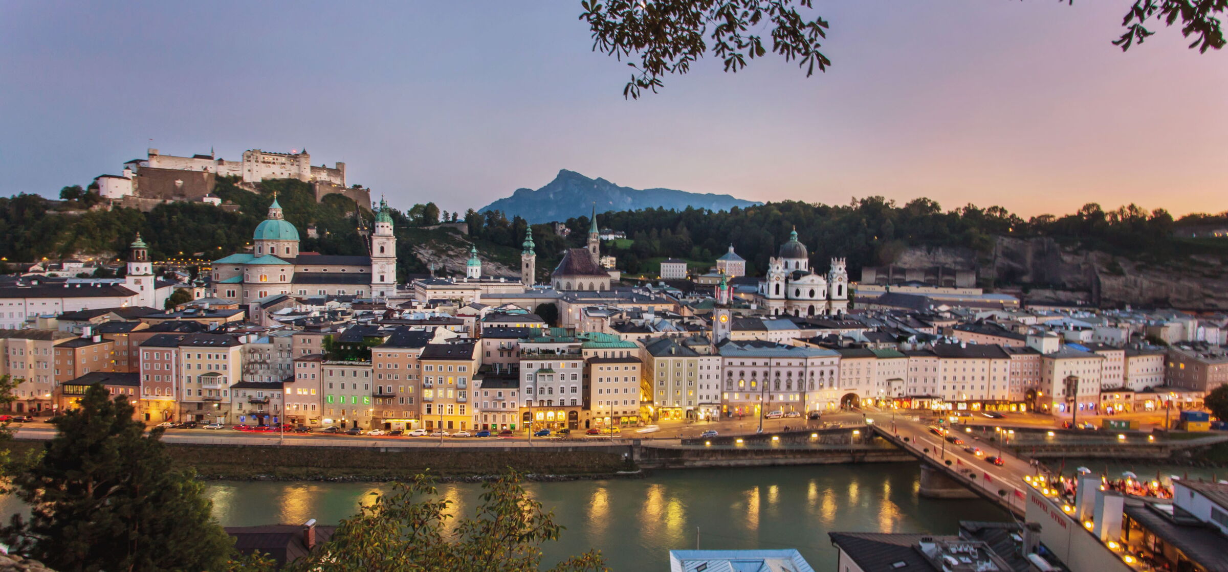 Im Sonnenuntergang leuchtende Salzburger Altstadt