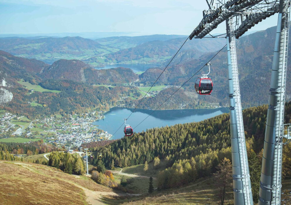 Eine Seilbahn mit mehreren Gondeln auf einem Berg im Salzkammergut