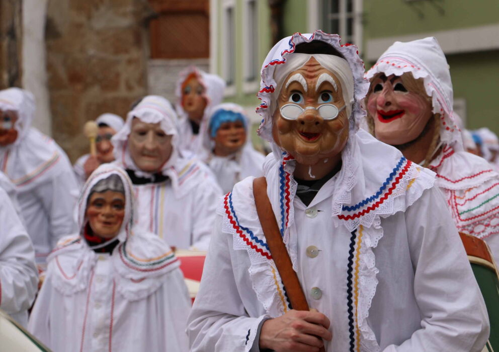 Kostüme und Masken von einem Faschingsumzug