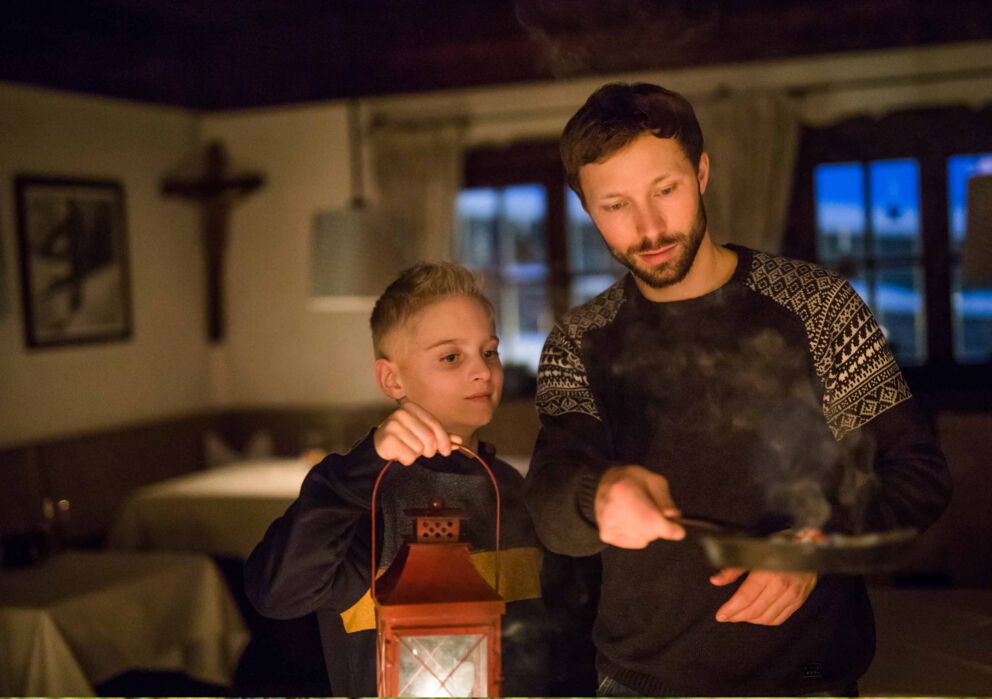 Ein Vater und Sohn kochen gemeinsam