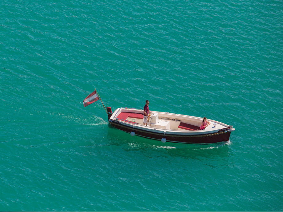 Ein Motorboot vom Boots Verleih am Wolfgangsee