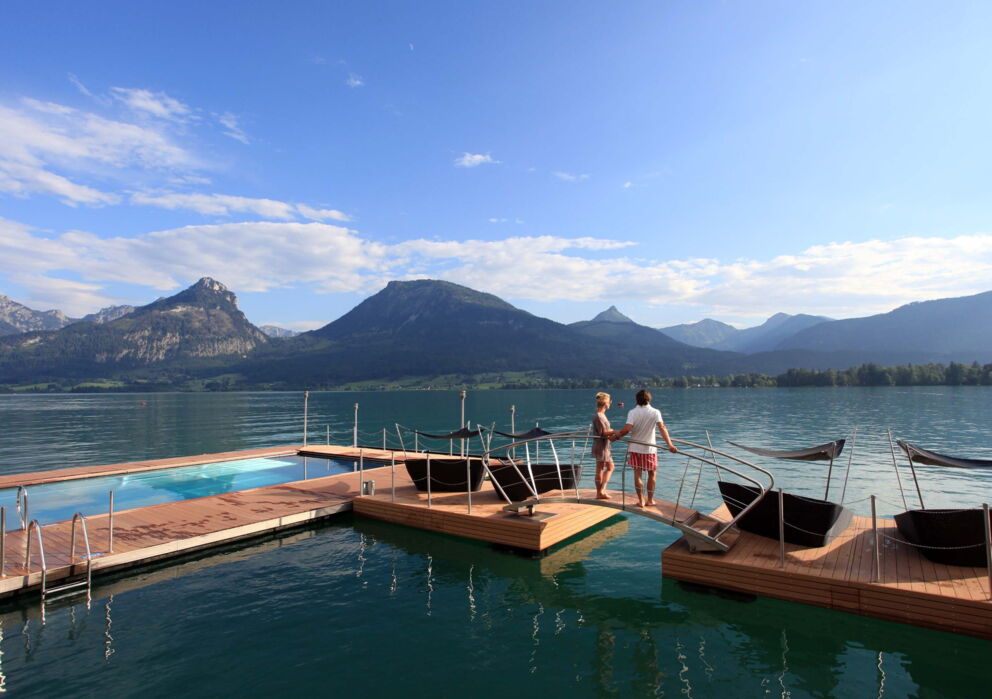 Pärchen auf dem Steg des Weissen Rössl Day Spa direkt am See im Salzkammergut