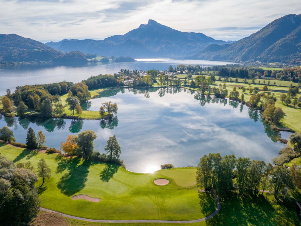 Der Golfplatz des Golfclubs Moondsee neben dem Drachensee