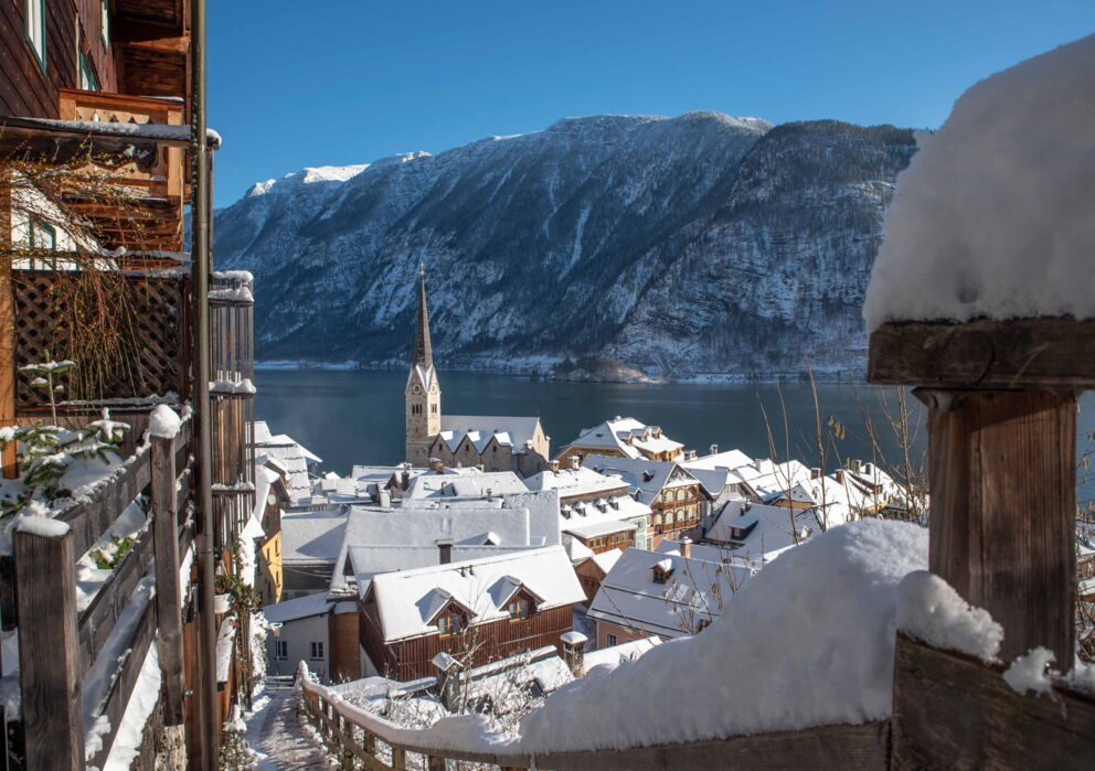 Blick auf das verschneite Weltkulturerbe Hallstatt und den Hallstättersee in Österreich im Winter