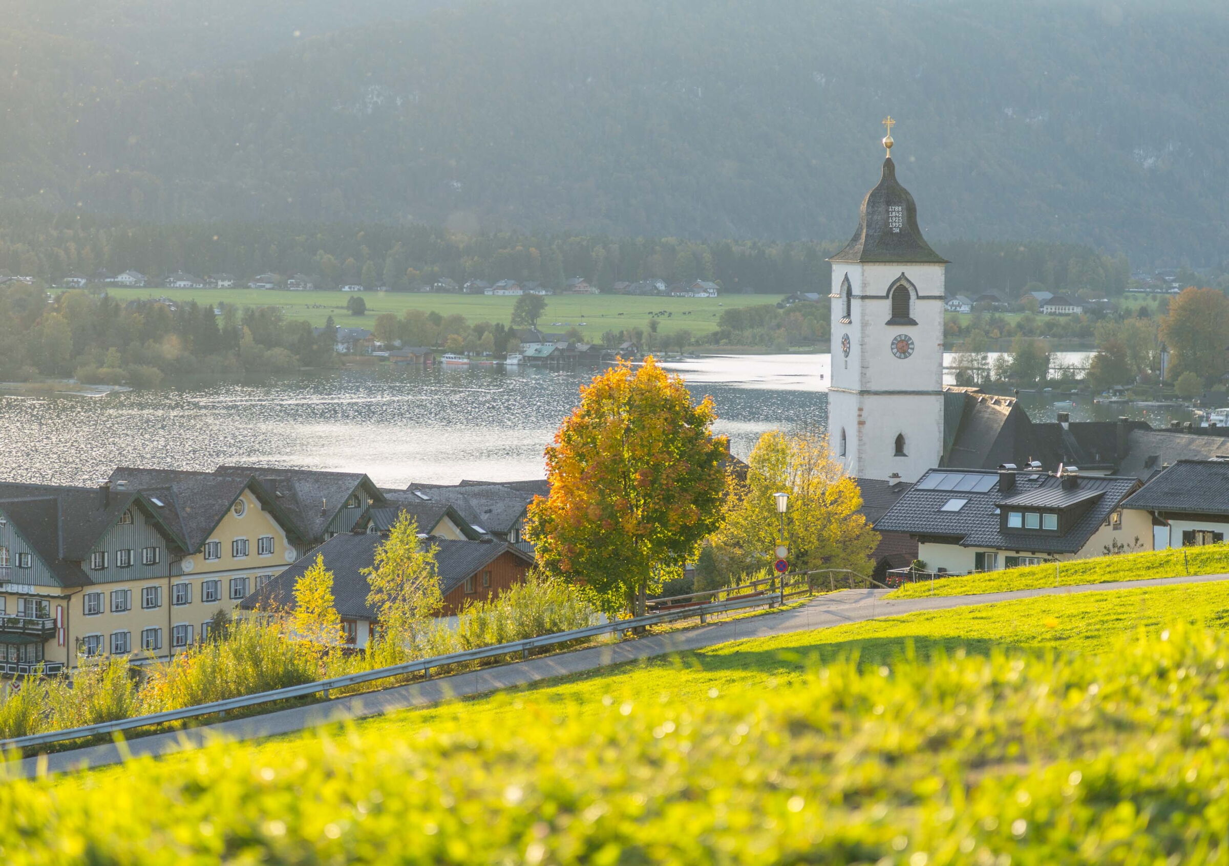 Eine Kirche neben einem See