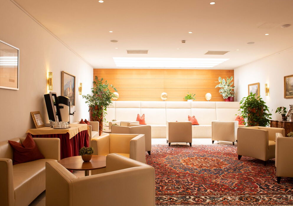 Die moderne Lobby des Romantik Hotel im Weissen Rössl mit gemütlichen Sitzmöglichkeiten und kostenlosem Tee.