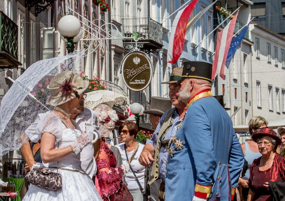 Kaiserlich verkleidete Menschen vor dem Zaunerstollen in Bad Ischl