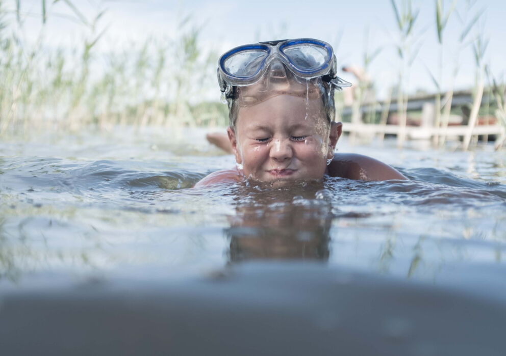 Kind mit Taucherbrille im See