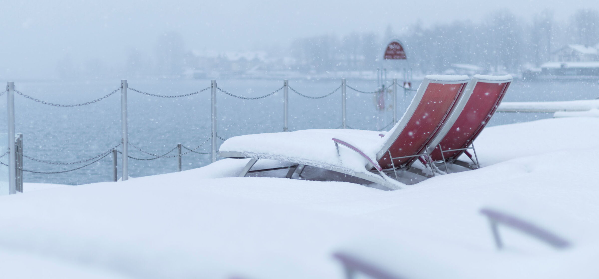 Zwei Liegestühle im Schnee