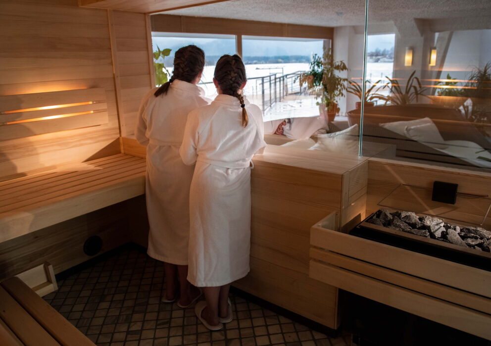 Zwei Schwestern in einer Sauna des Familien-Spa-Bereichs im Weissen Rössl