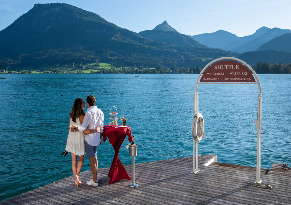 Couple on the jetty at the Romantik Hotel&nbsp;Im Weissen Rössl