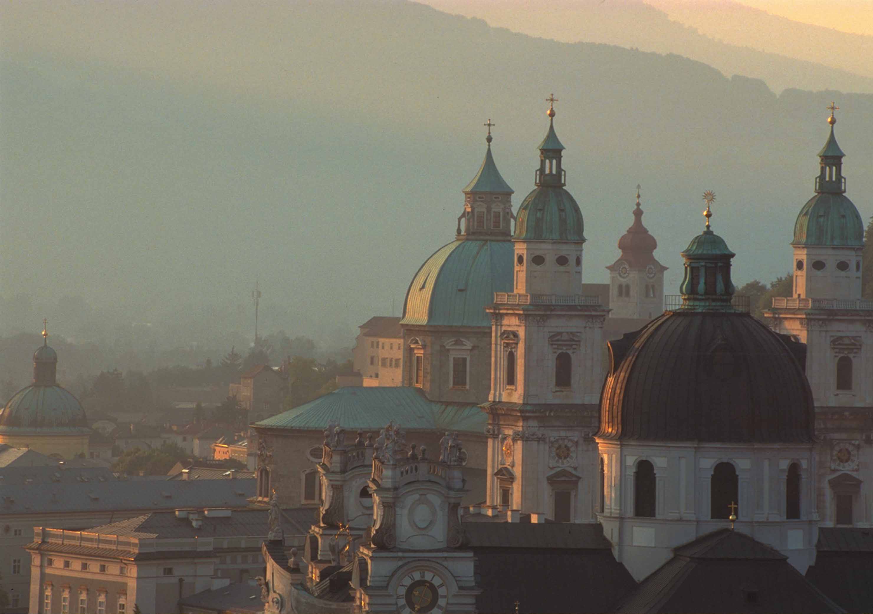Salzburger Altstadt mit Sicht auf den Dom, der Kollegienkirche und Kajetanerkirche