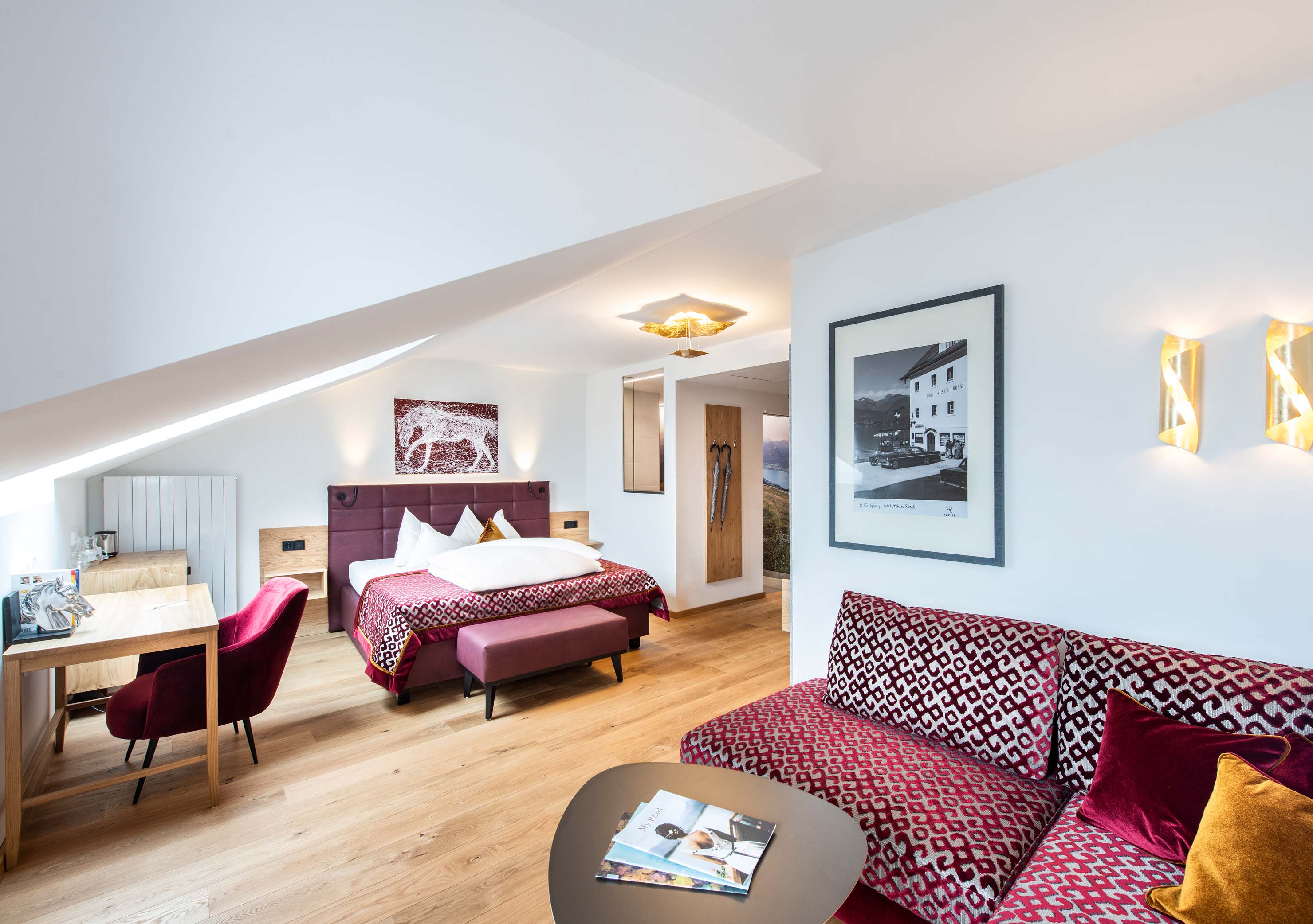 Helle moderne Hotelzimmer mit indirekter Beleuchtung und detaillierter roten Raumeinrichtung